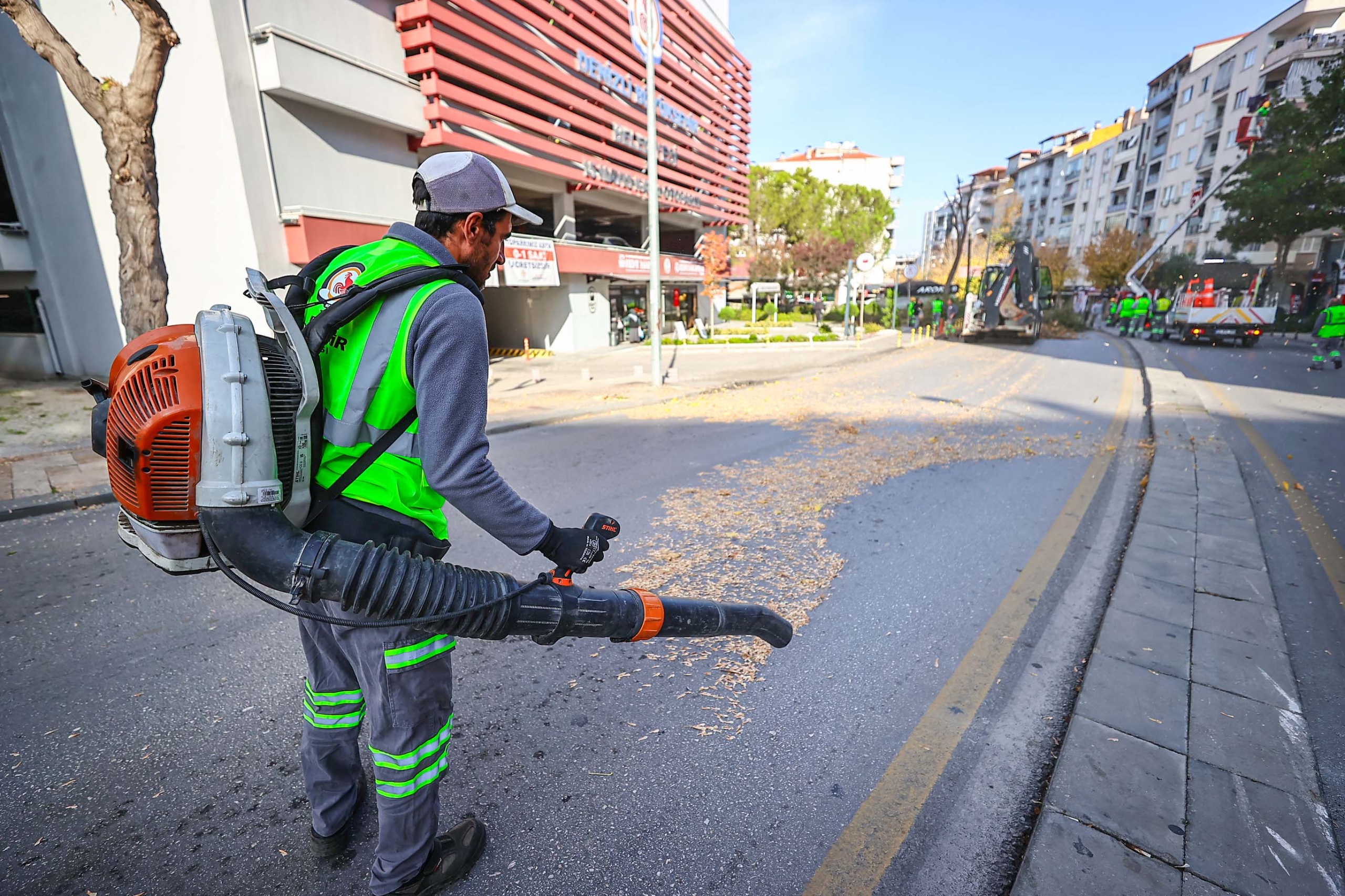 Büyükşehir’de Park Ve Yeşil Alanlarda Budama Çalışmaları Sürüyor (2)