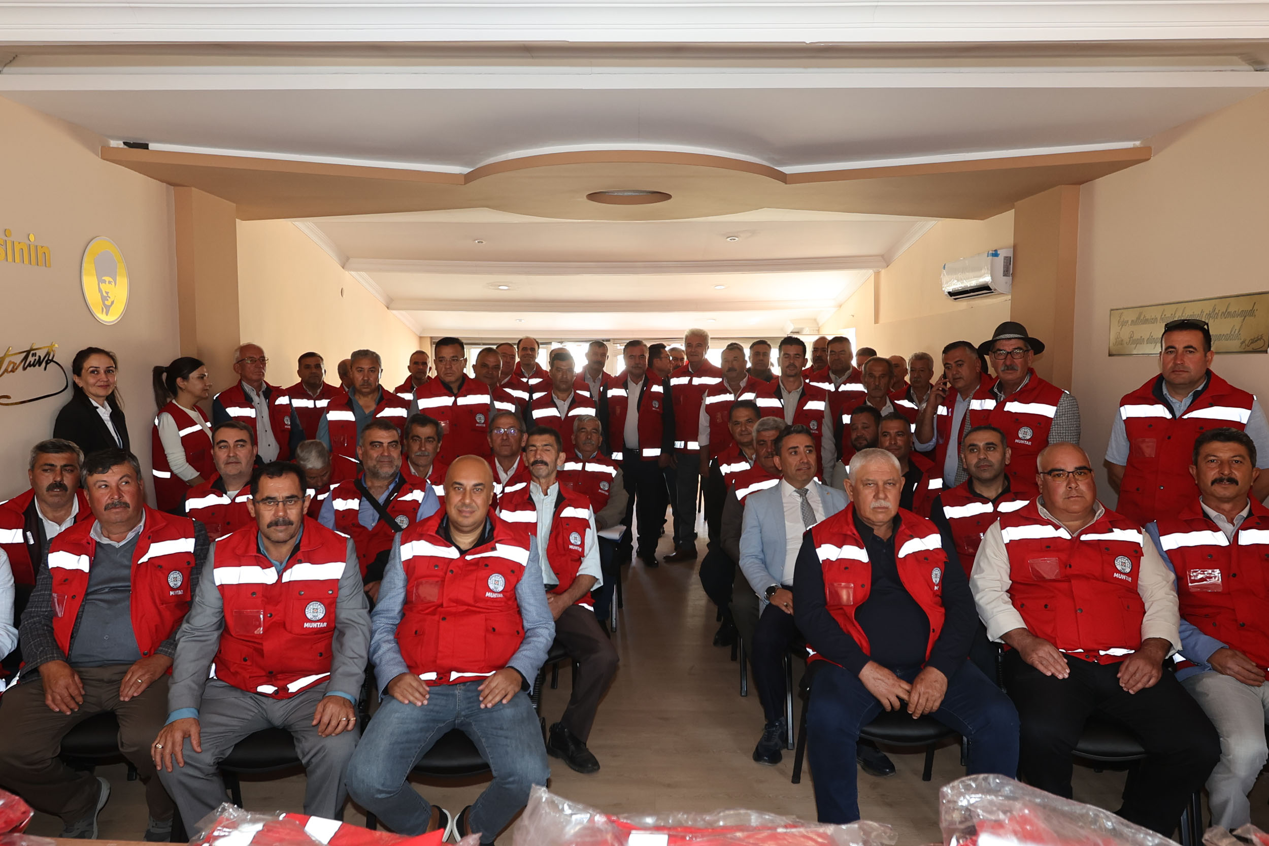 Büyükşehir’den 574 Muhtara Özel Yelek Dağıtımı Başladı (1)