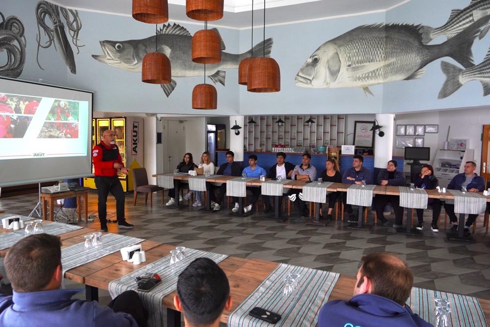 Çeşme Belediyesi Ve Akut’tan Çeştur Personeline Afet Bilinci Eğitimiphoto 2025 11 19 13 56 00 2