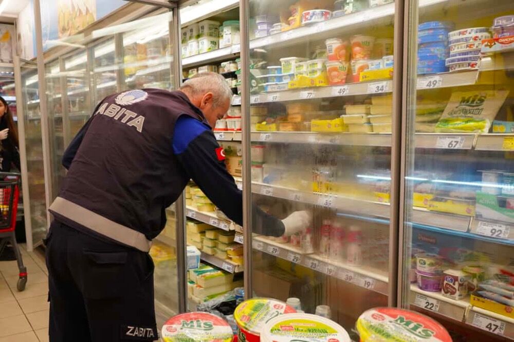 Çeşme Belediyesi Zabıta Ekiplerinden Market Ve Okul Kantinlerine Sıkı Denetimphoto 2025 10 23 11 33 15