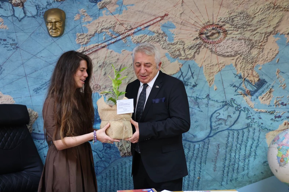 Çeşme Belediyesinden Öğretmenlere Anlamlı 24 Kasım Hediyesi Photo 2025 11 21 16 29 26