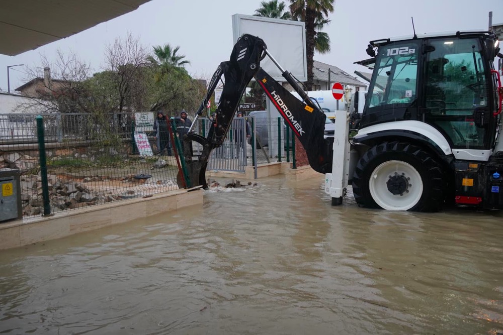 Çeşme Belediyesinden Olağanüstü Yağışa Olağanüstü Müdahalephoto 2025 11 29 10 39 56