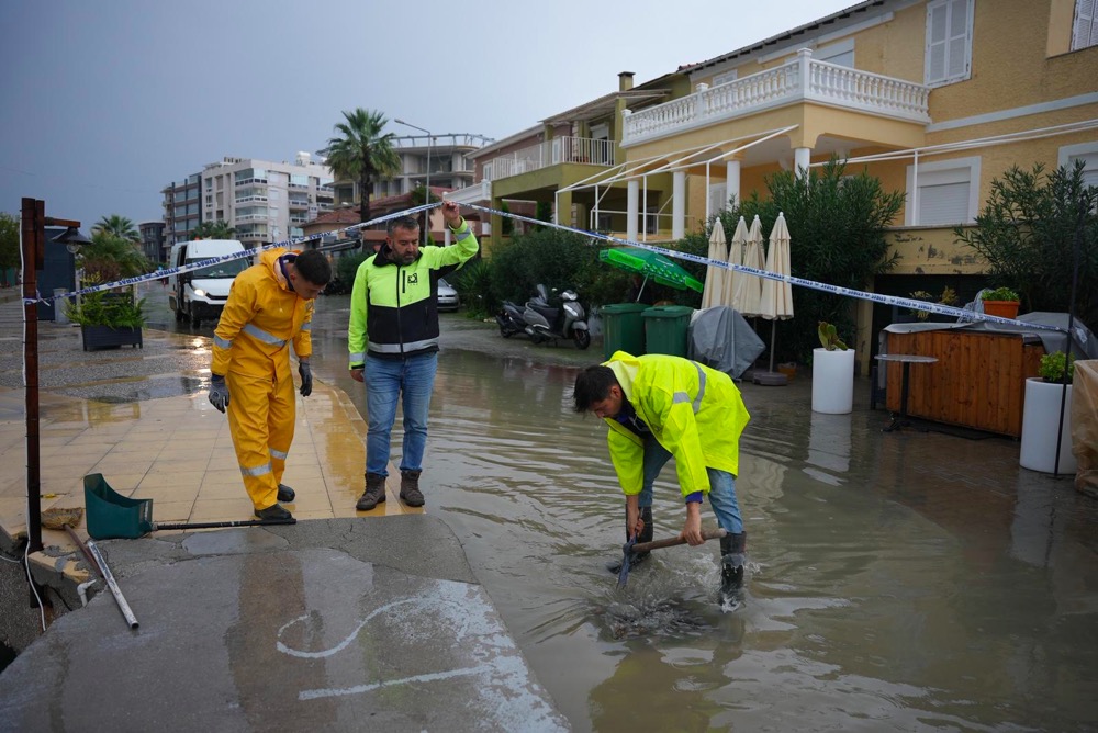 Çeşme Belediyesinden Olağanüstü Yağışa Olağanüstü Müdahalephoto 2025 11 29 11 48 12