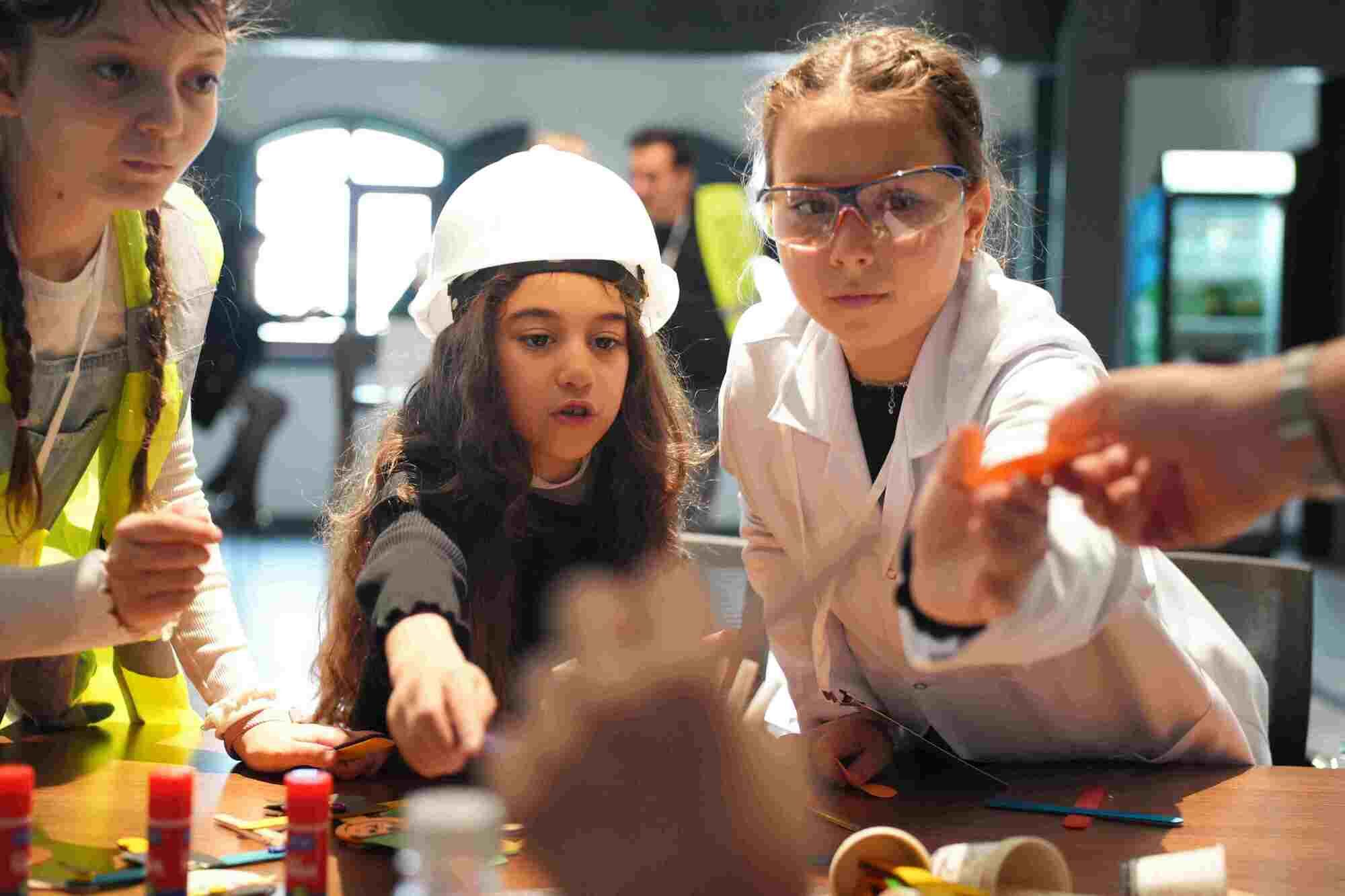 Çocuklar Müzeyi Ele Geçirdi Foto