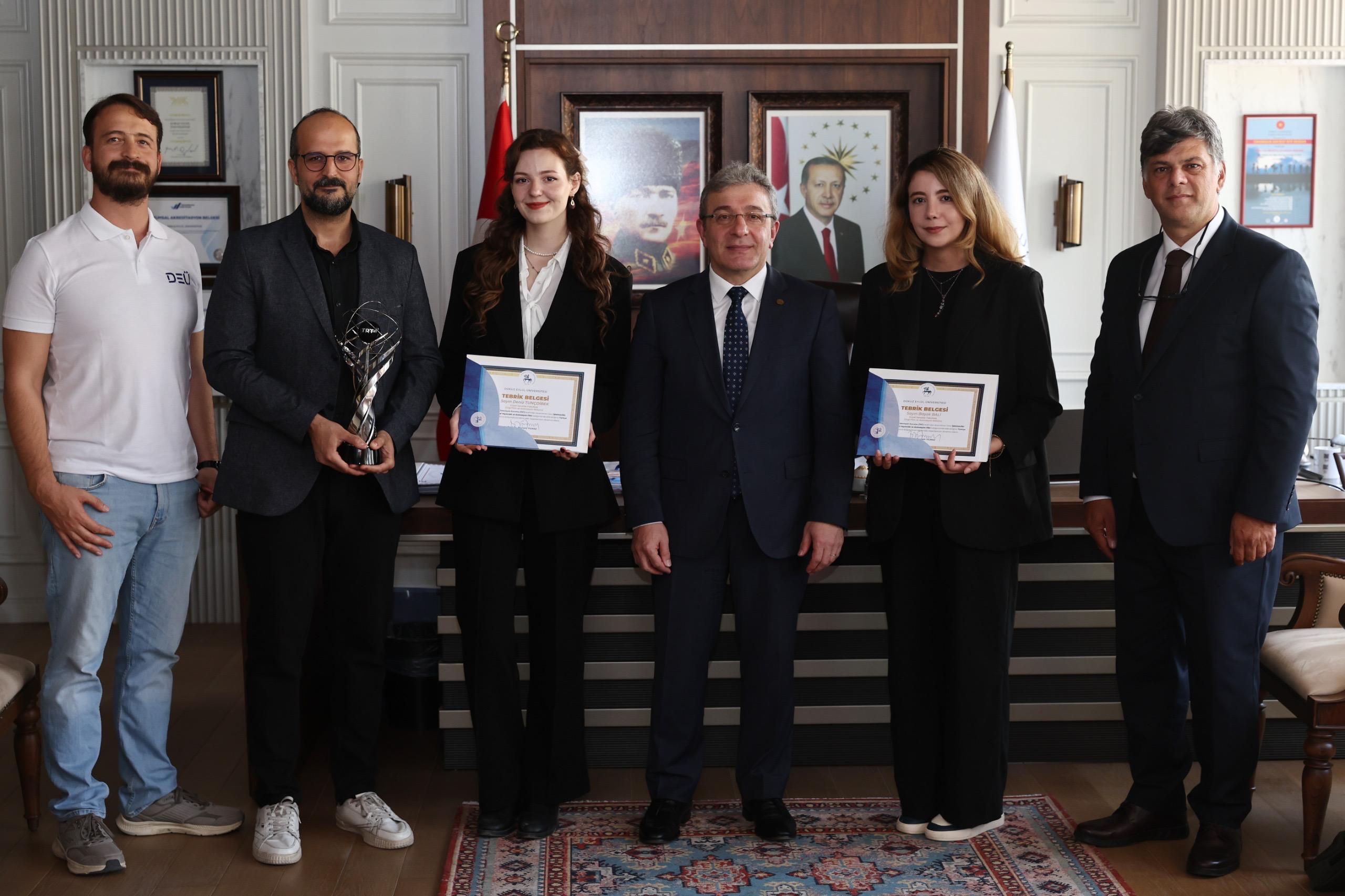 Deü'lü Öğrenci̇lerden Büyük Başari (1)