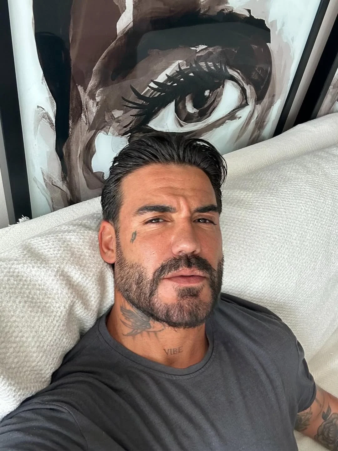 Gözlerden uzak bir yaşam sürüyordu