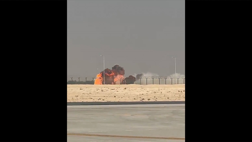 Savaş uçağı alev topuna döndü