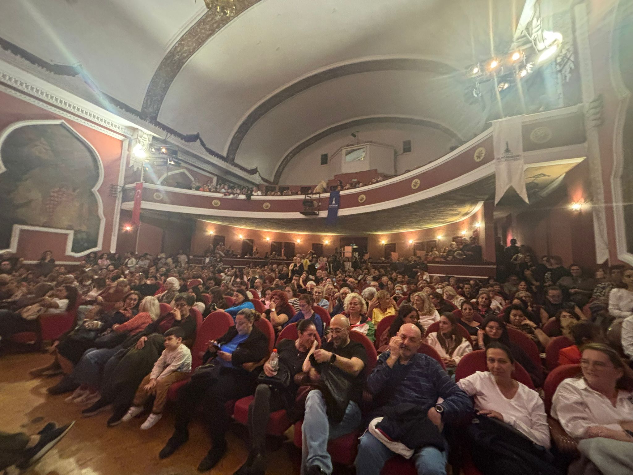 Salon doldu taştı: İzleyiciler ayakta ve sahne önünde izledi