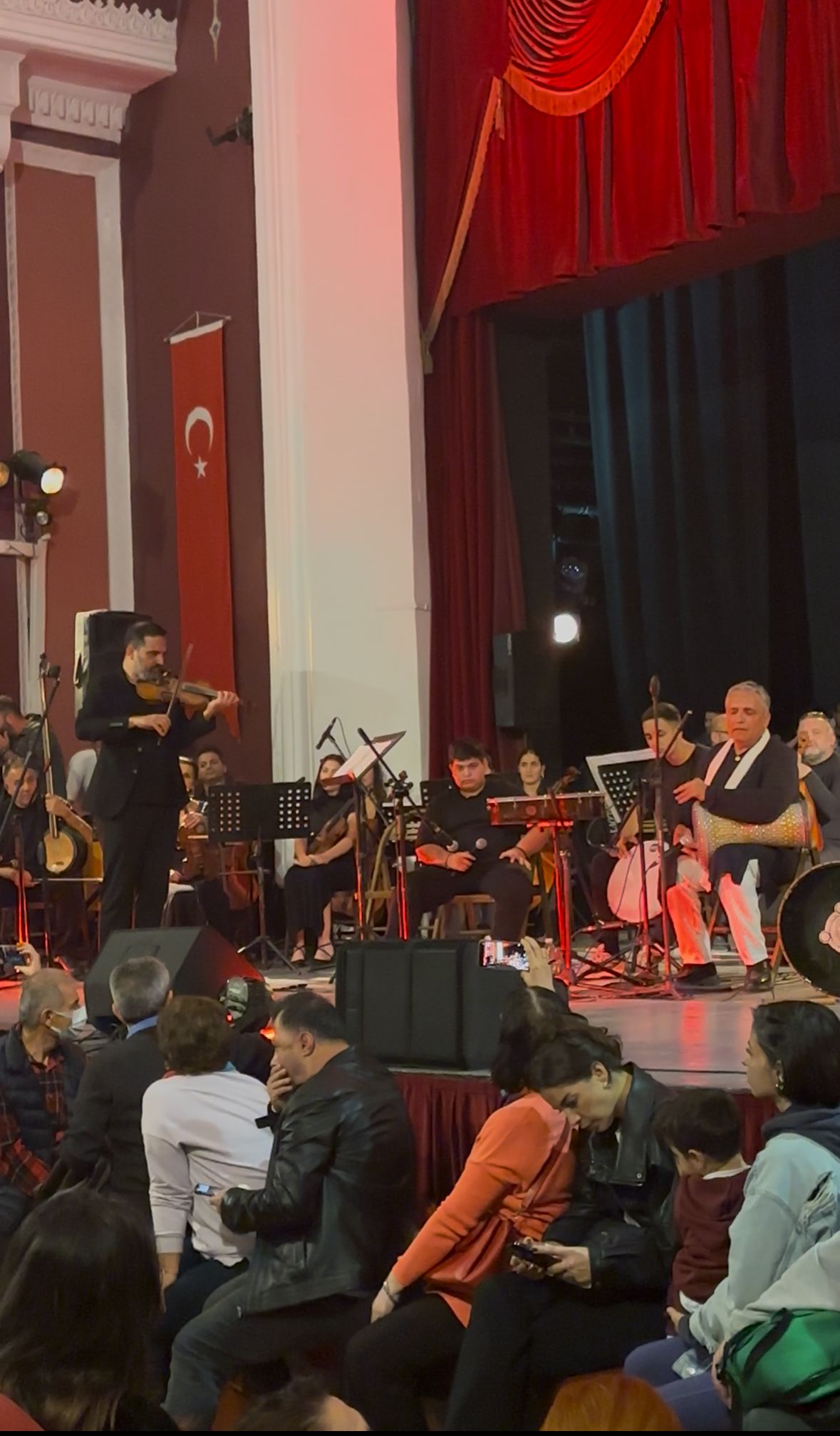 Darbuka ve senfonik orkestranın büyüleyici ahengi