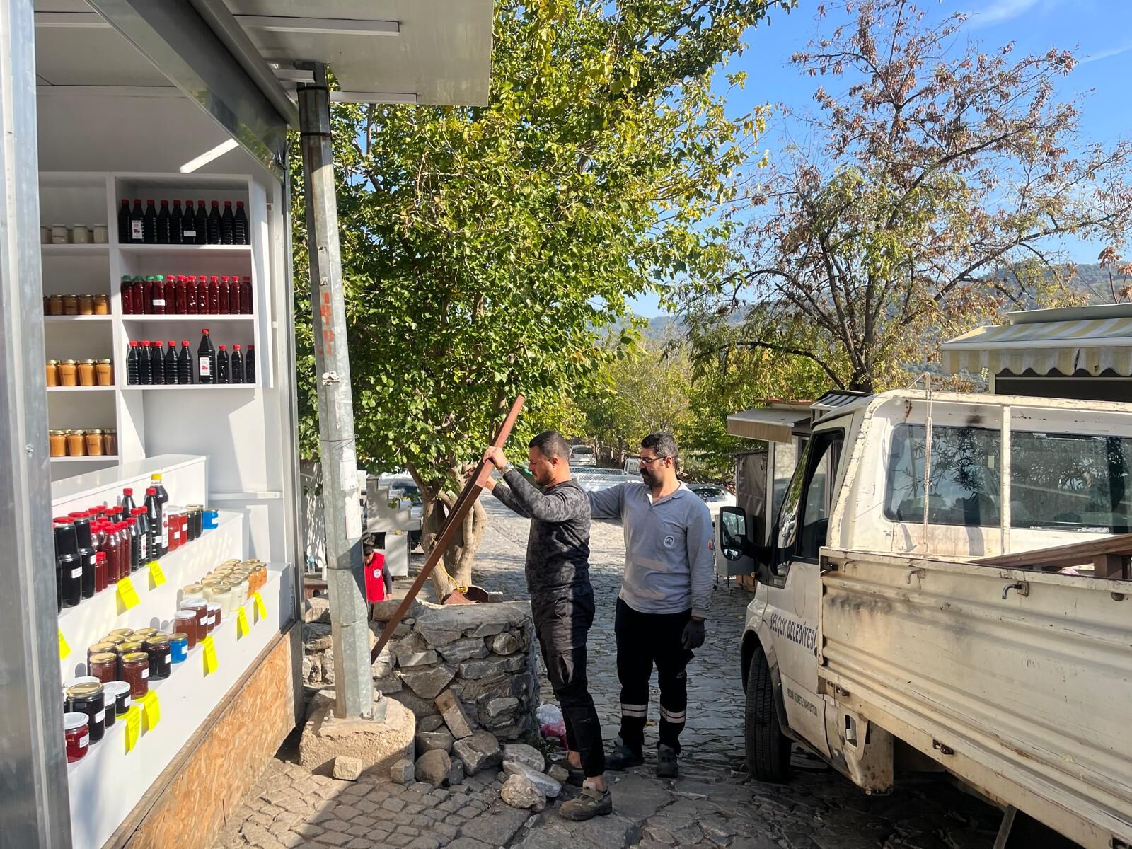 Efes Selçuk’ta Görüntü Ki̇rli̇li̇ği̇ Yaratan Tabelalar Kaldiriliyor (2)