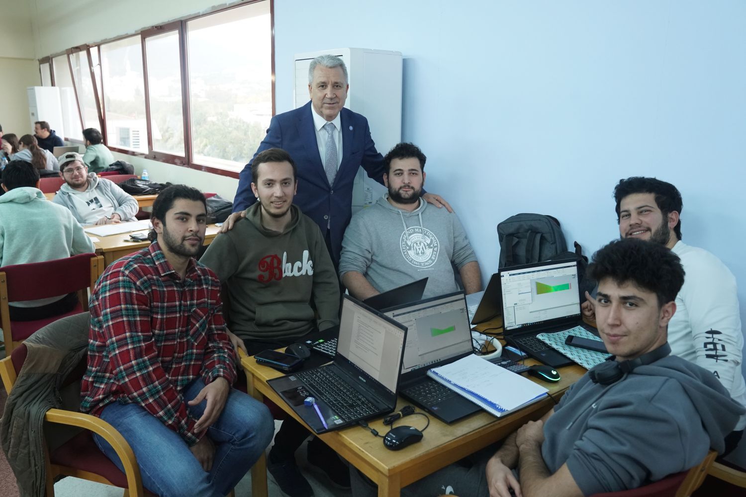 ++Egeli Gençlerin Vazgeçilmez Mekânı Ege Üniversitesi Merkez Kütüphanesi (3)