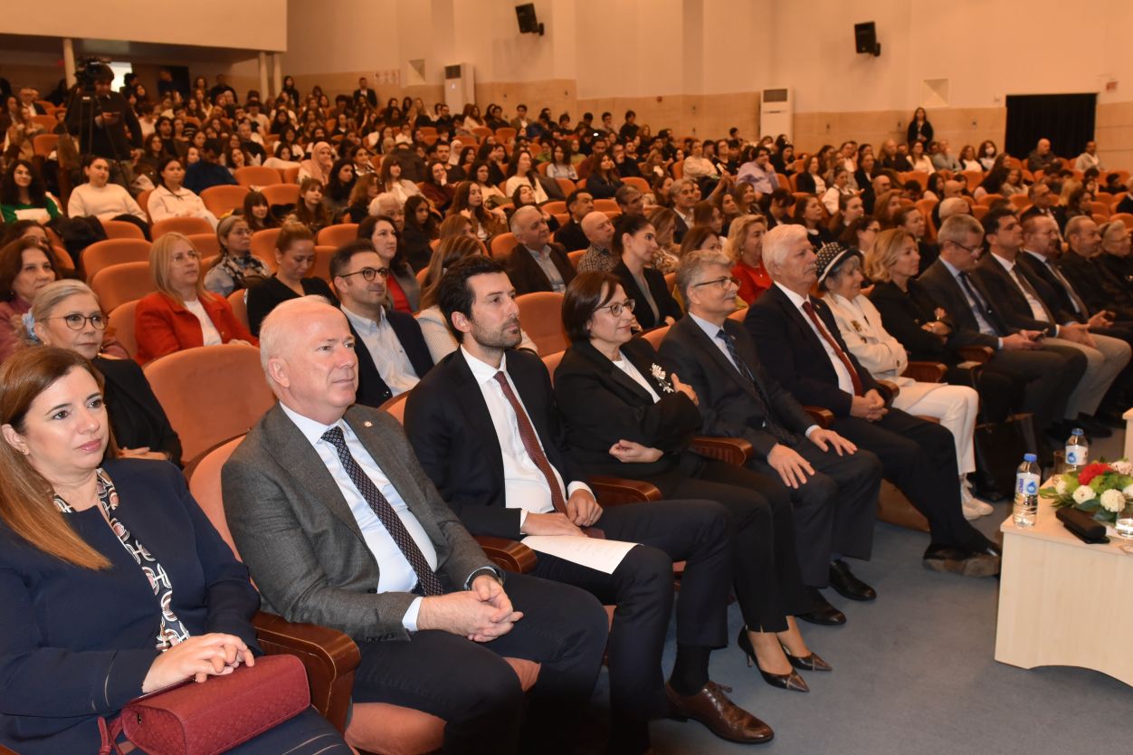 ++Eü Eczacılık Fakültesi Kuruluşunun 50. Yıl Dönümünü Coşkuyla Kutladı (1)