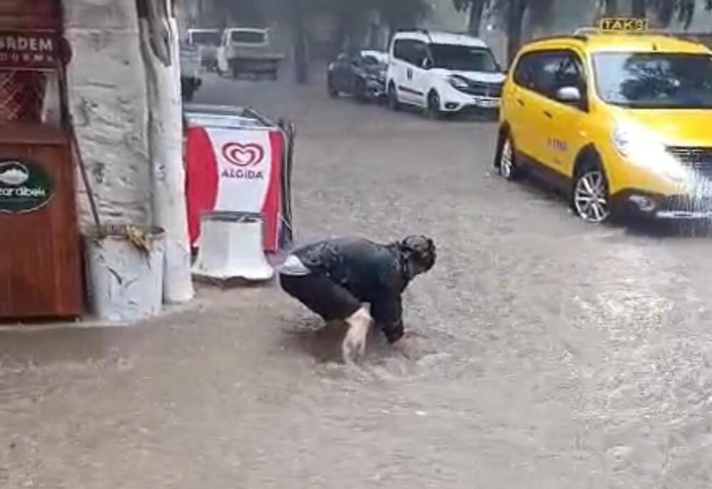 Foçada Deniz Suyu Renk Değiştirdi 1