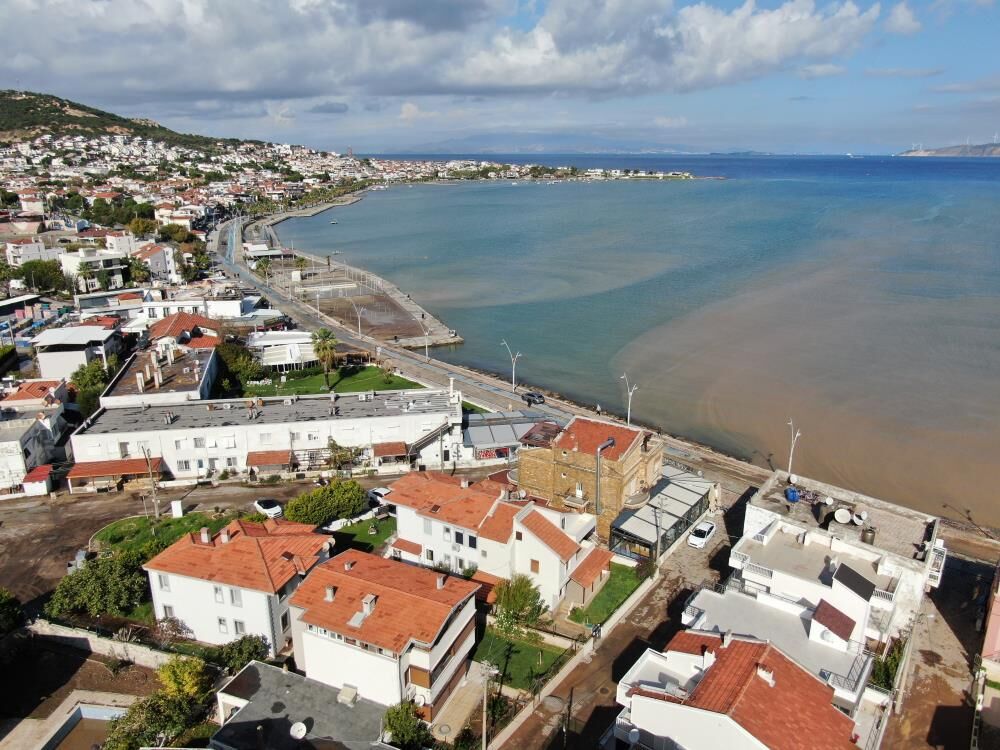 Foçada Deniz Suyu Renk Değiştirdi