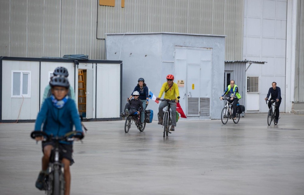 3 ayda 11 ülke: Kamp kurarak ilerleyen aileden Fransa daveti