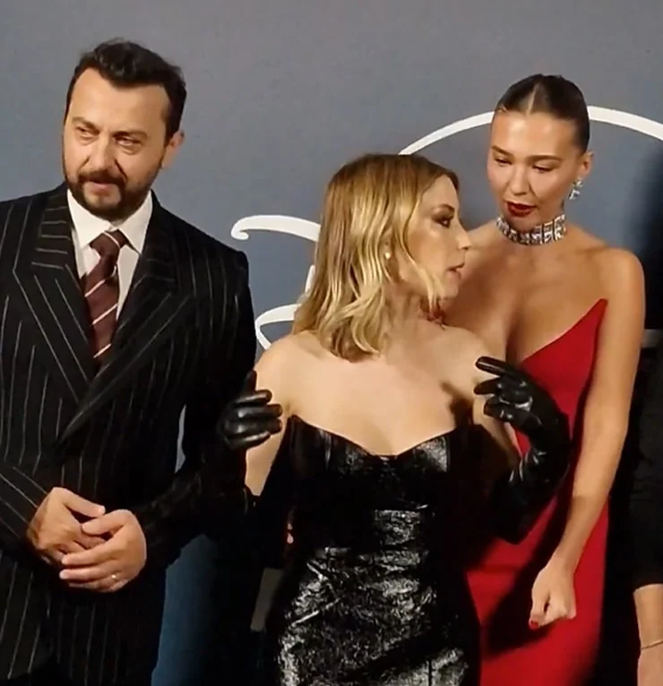 Hazal Kaya ve Melisa Döngel galada kare savaşına tutuştu!