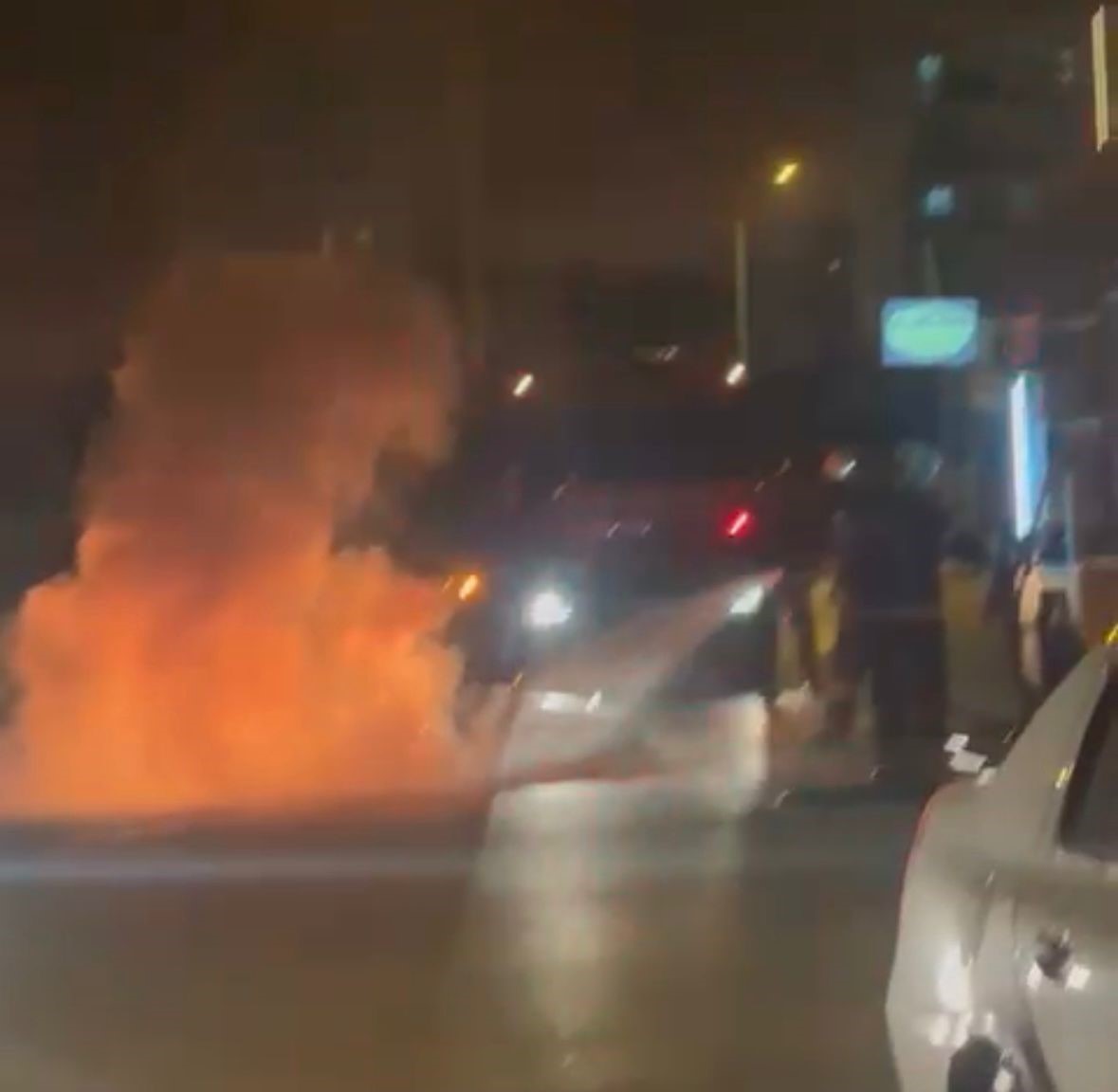 Arızayı gideremeyince benzine sarıldı