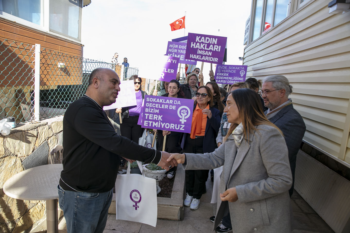 Güzelbahçe’de Öğretmenler Gününe Özel Anlamlı Ziyaret!3