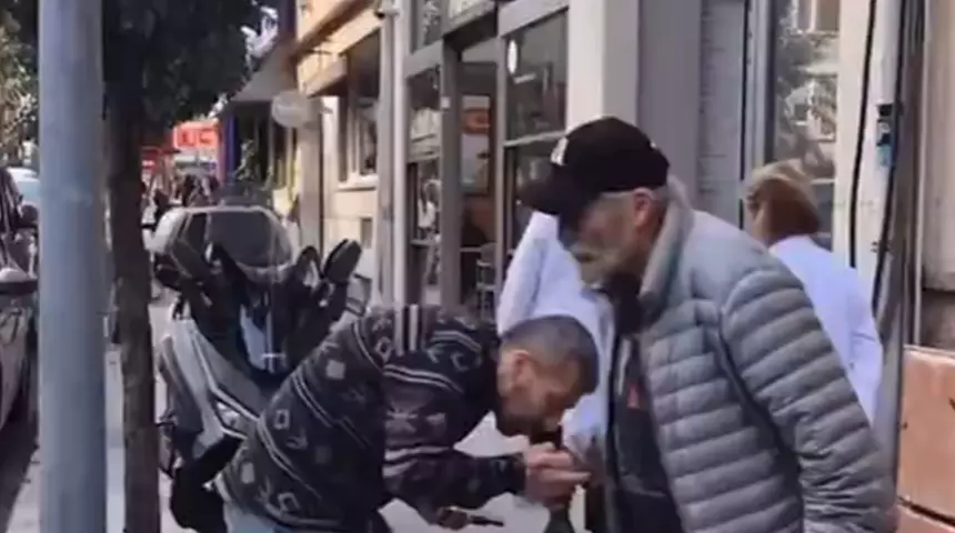 Elini öpmek isteyen hayranına tepki gösterdi