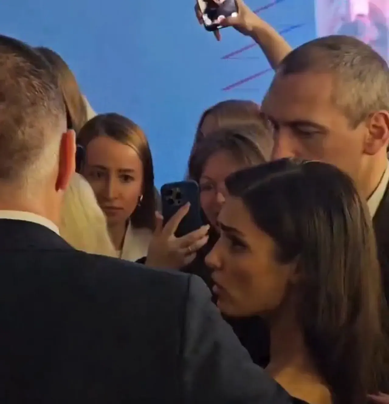 Küçük hayranına yapılan müdahaleye anında tepki verdi