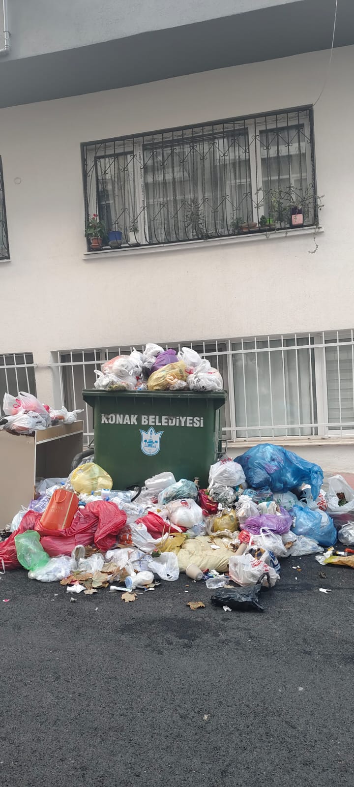 Konak’ta çöpler yerlere taştı