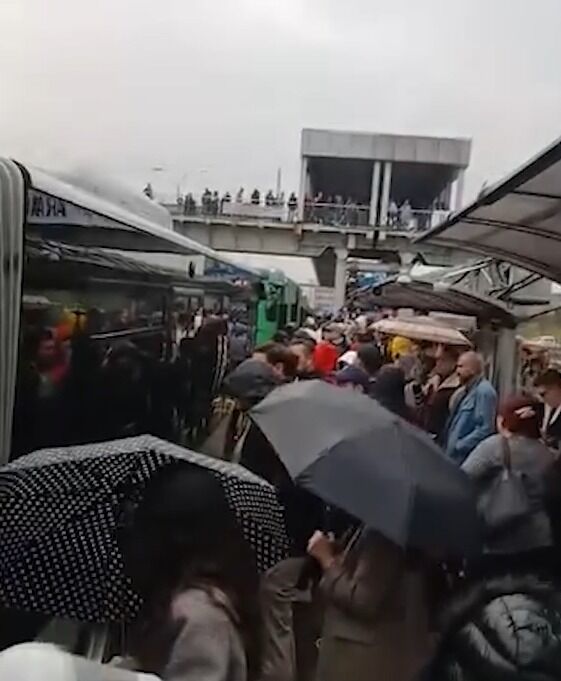 Duraklarda büyük yoğunluk ve uzun kuyruklar