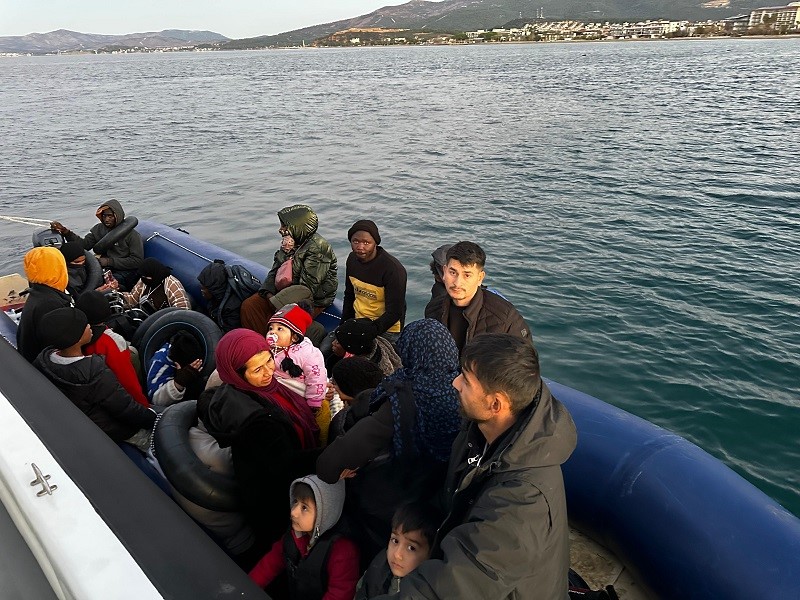 Menderes açıklarında ikinci kurtarma: Aralarında çocuklar var