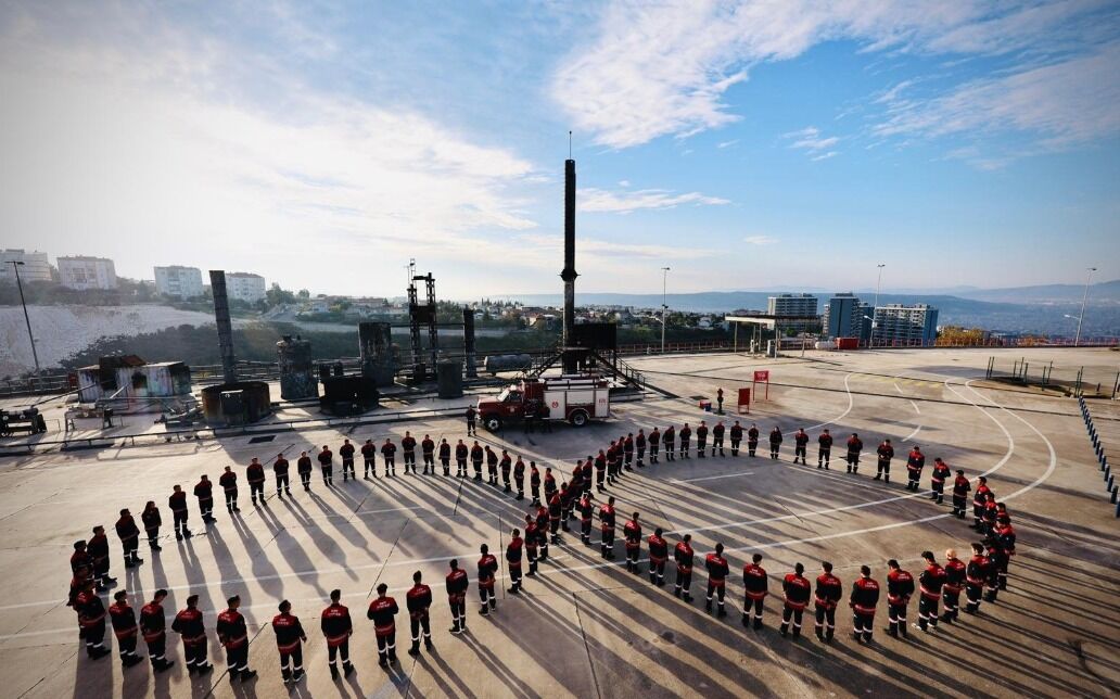 84 itfaiyeciden anlamlı koreografi: Sonsuzluk simgesi