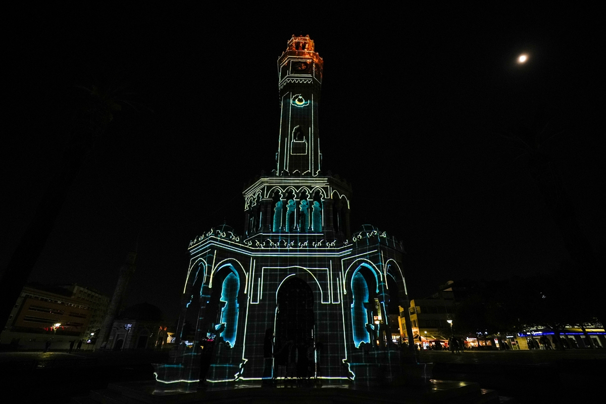 "Zamanın Hüneri" Konak Meydanı'nı aydınlattı