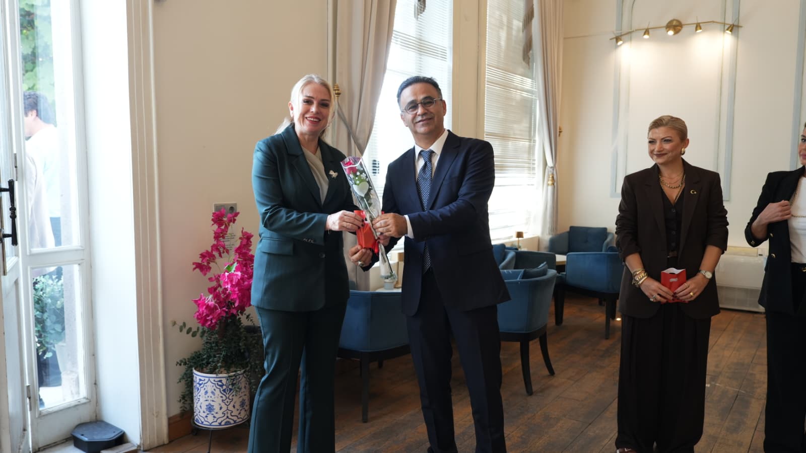 İzmir’de Anlamlı 24 Kasım Buluşması! Öğretmenler Kahvaltıda Bir Araya Geldi1