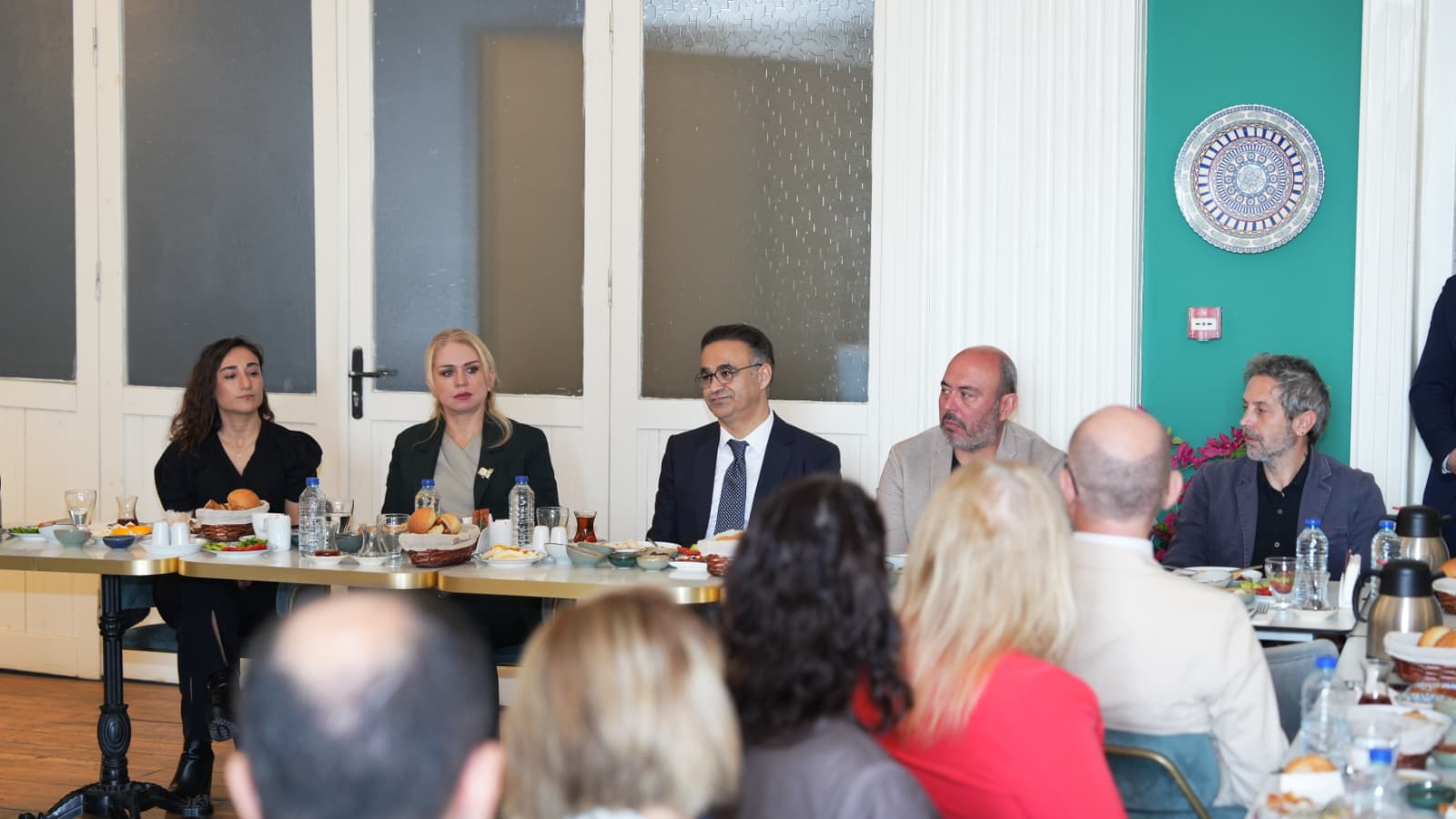 İzmir’de Anlamlı 24 Kasım Buluşması! Öğretmenler Kahvaltıda Bir Araya Geldi3