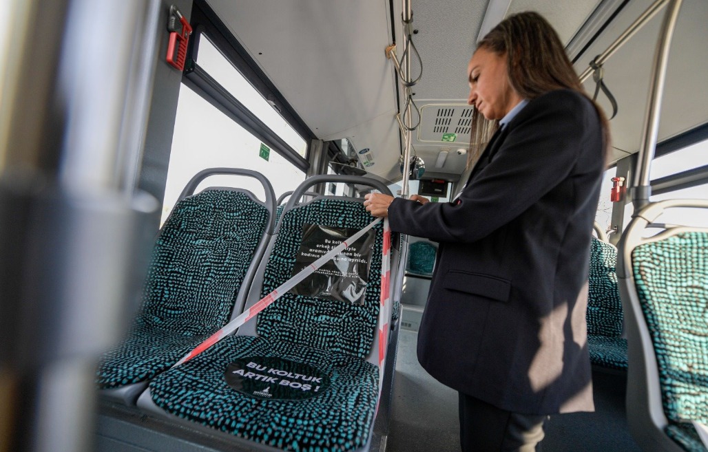 Belediye ve yolculardan "Şiddetsiz dünya" dileği
