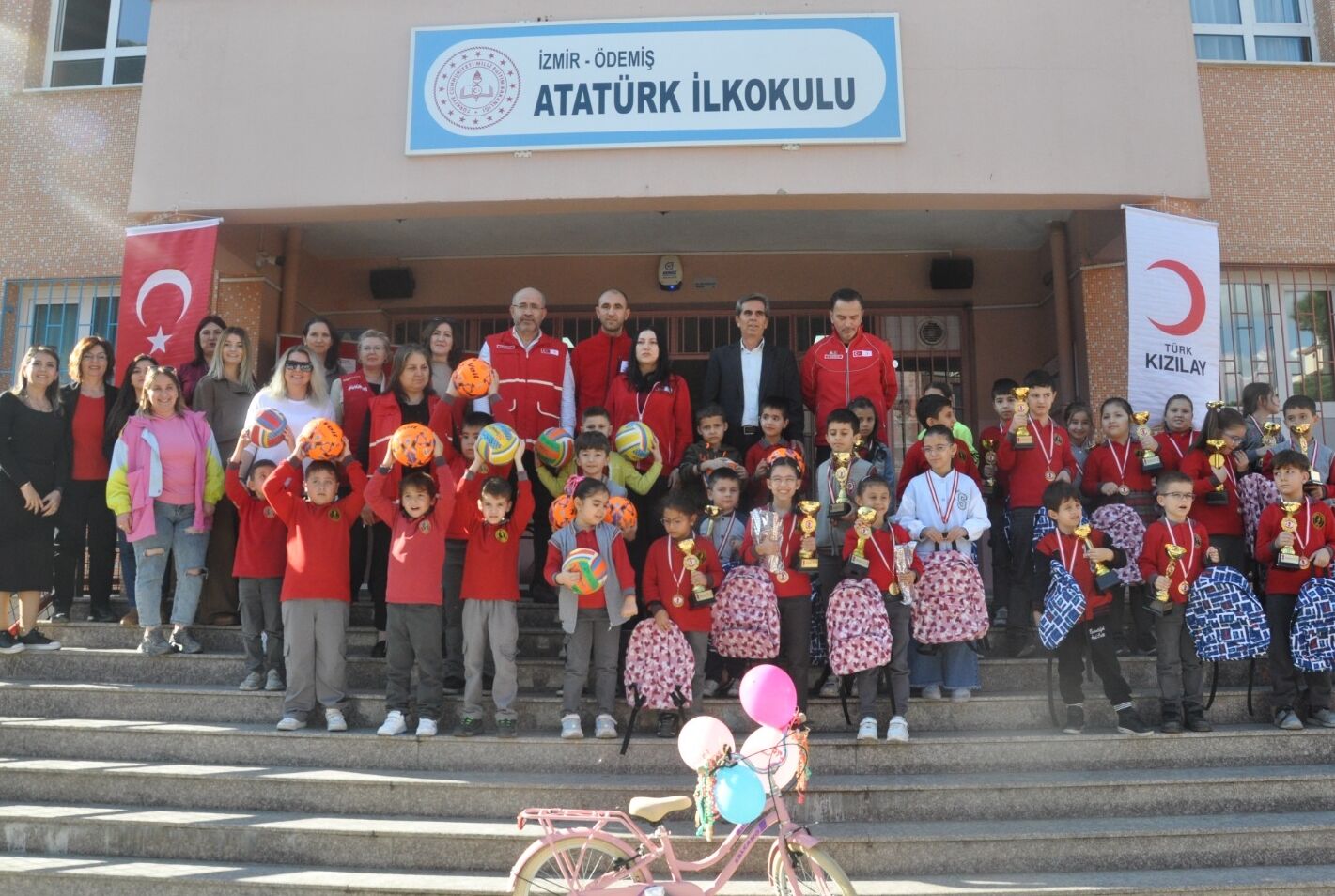 Minik kahramanlara bisiklet ve tablet ödülleri