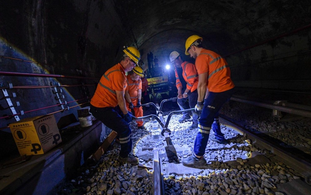 Gece ekibinin zorlu mesaisi: 15 kişilik dev kadro iş başında
