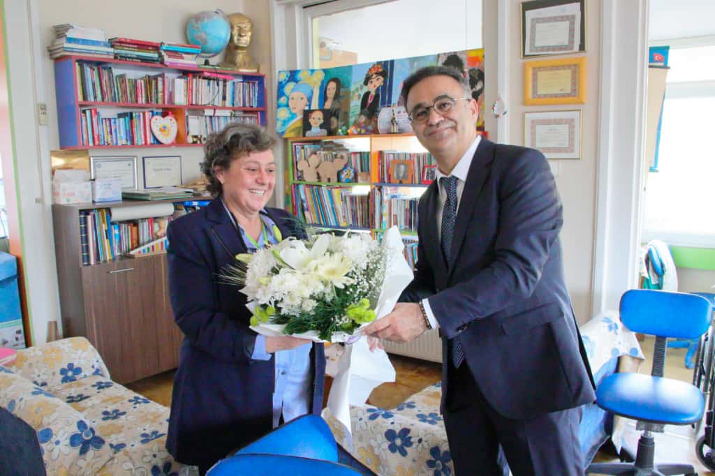 İzmir’de Öğretmenler Günü Hastane Koridorlarında Kutlandı3