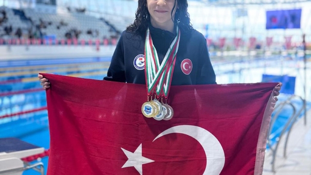 İzmirli Milli Yüzücü 2