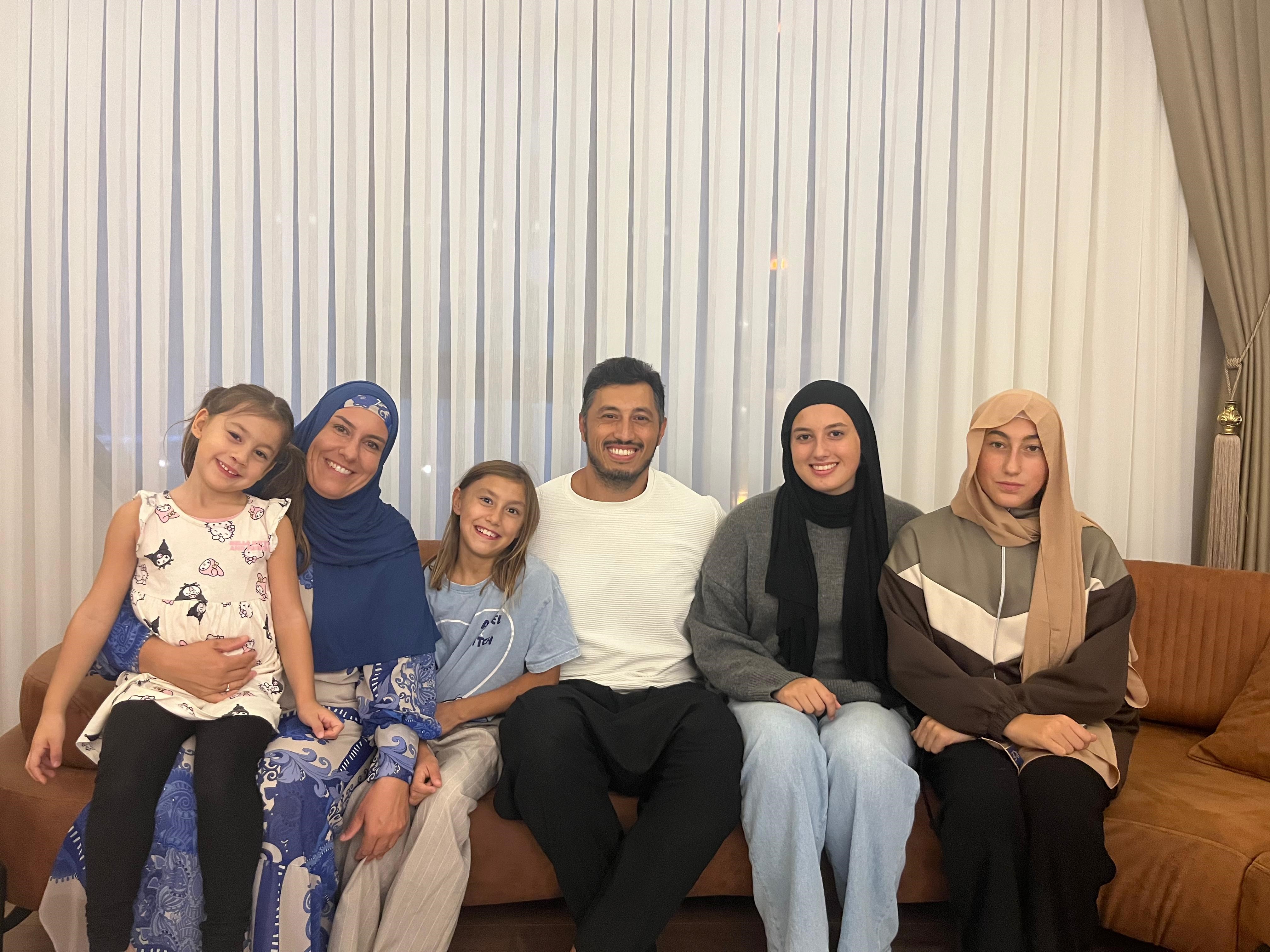 Örf ve adetlere duyduğu saygı takdir topluyor