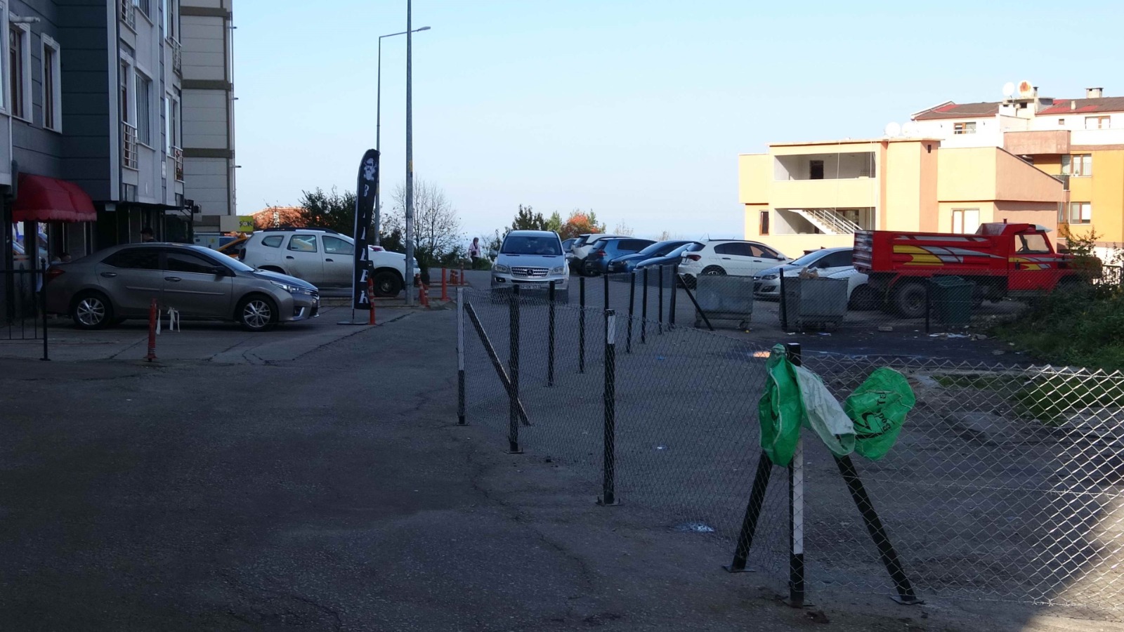 Çitler geri çekildi ama yol kapalı kaldı