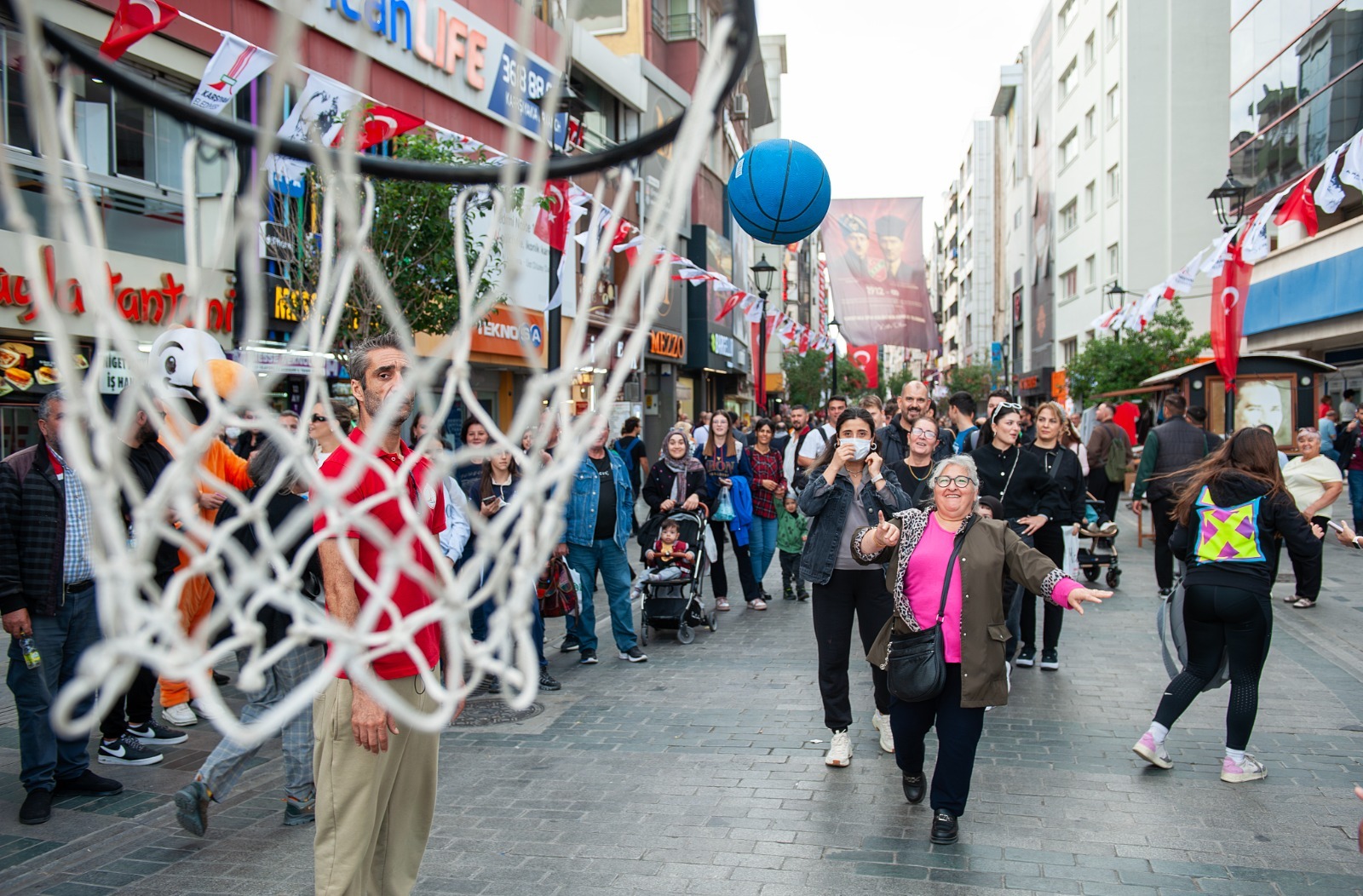Harekete geçiren çağrı: Çarşı'da eğlenceli mola