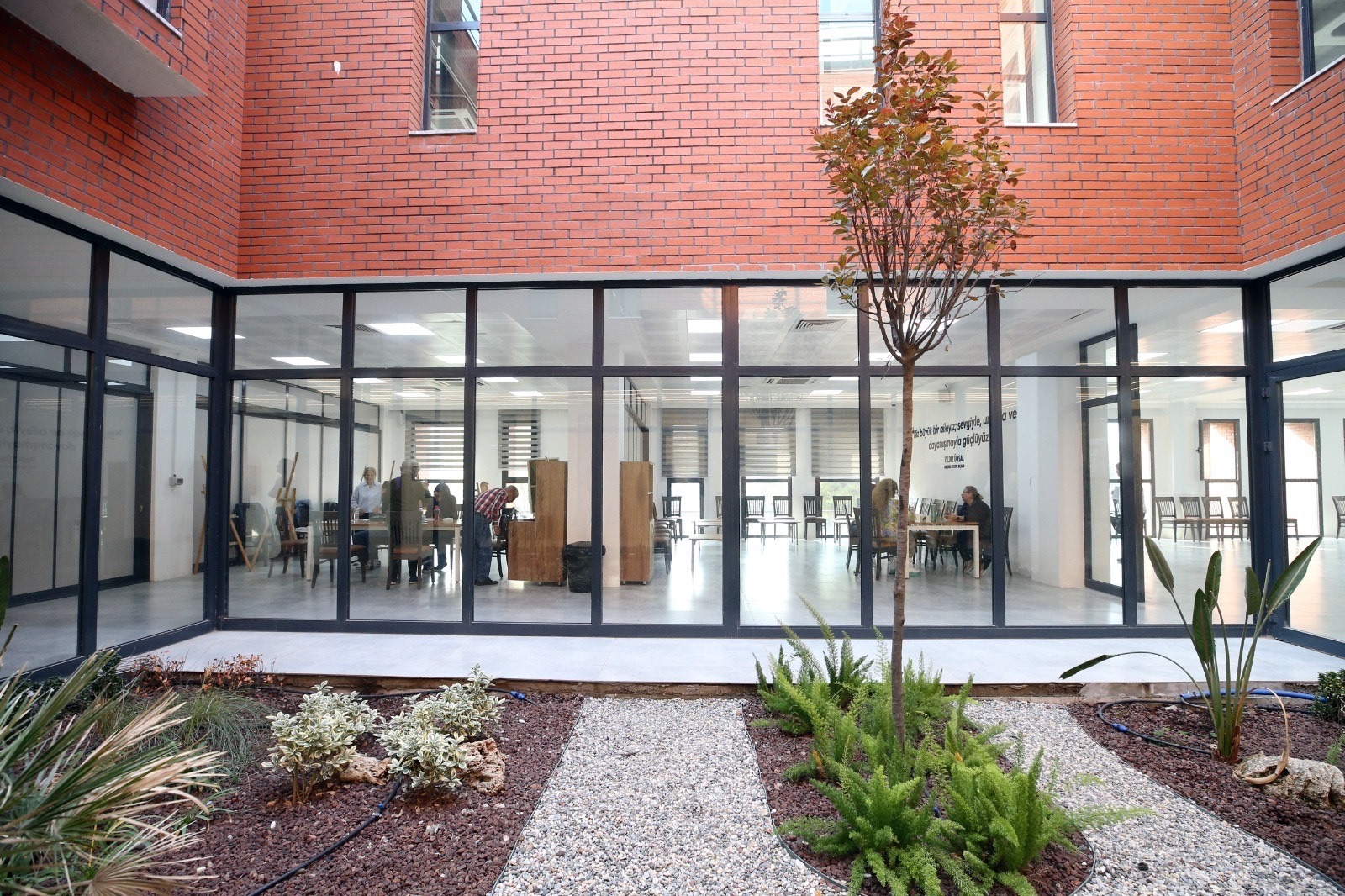 Siyasi ve toplumsal katılımla görkemli açılış