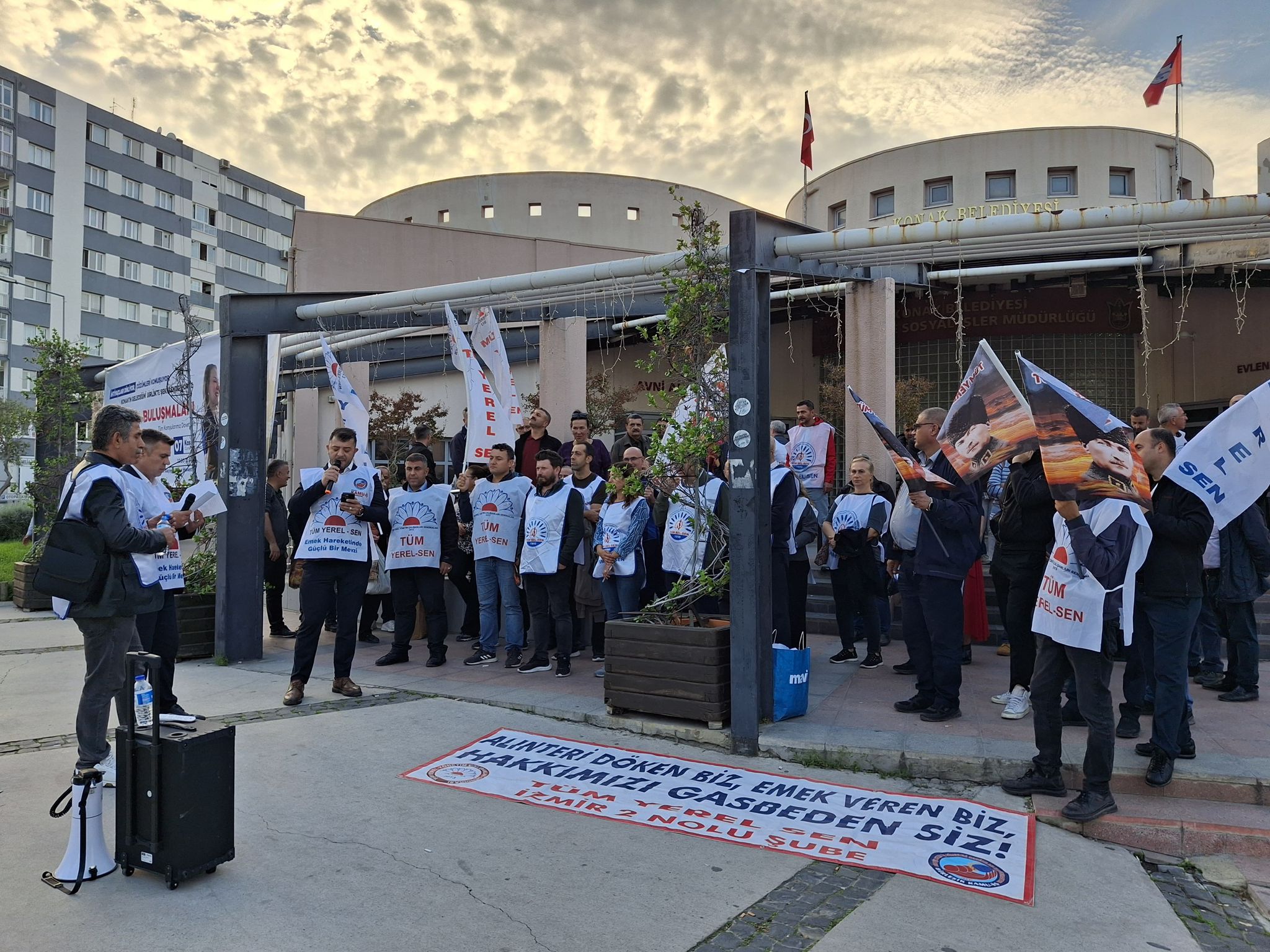 Konak Belediyesi Meclis Önü