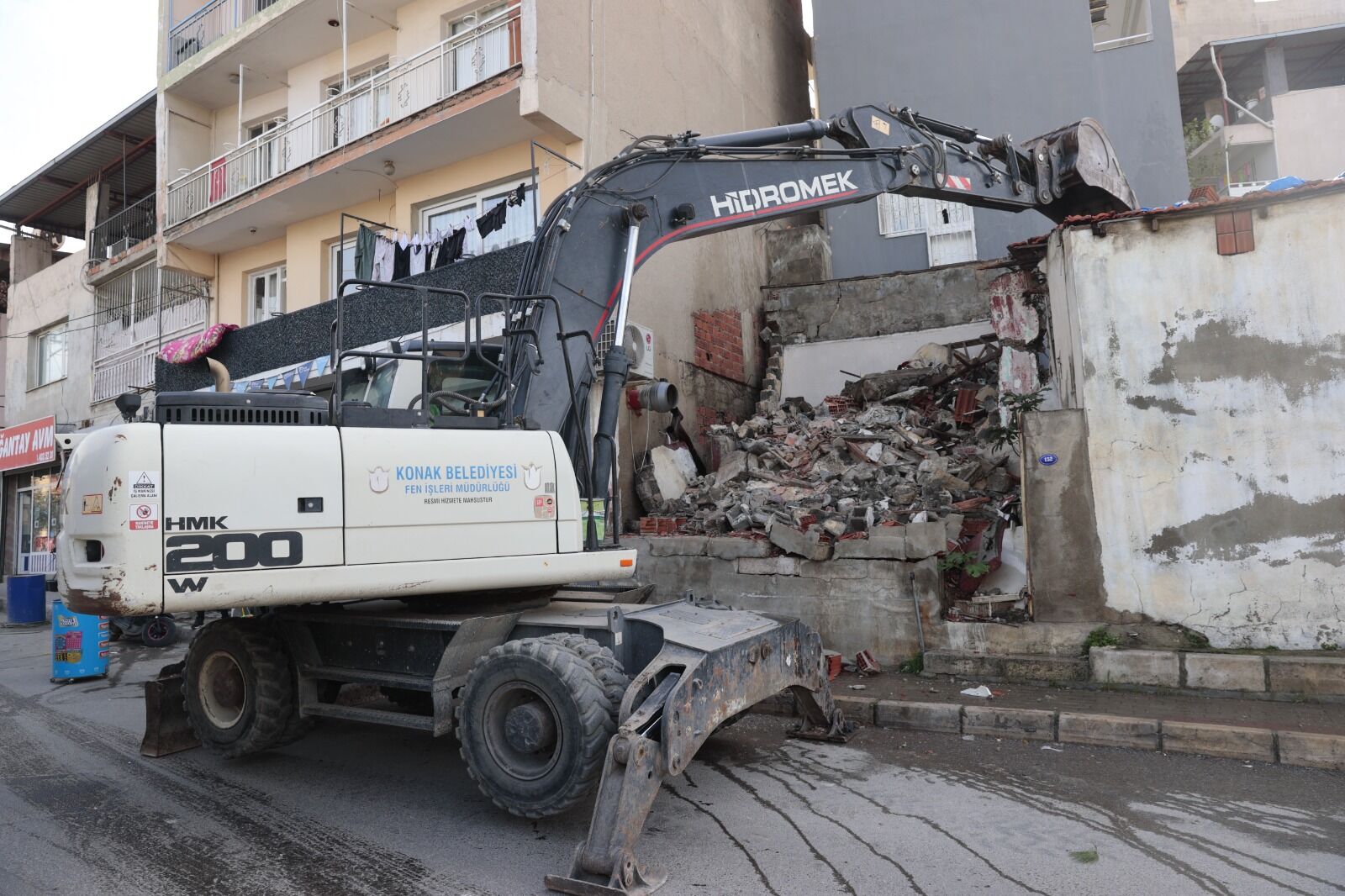 Konak’ta Metruk Yapıların Yıkımı Devam Ediyor (3)