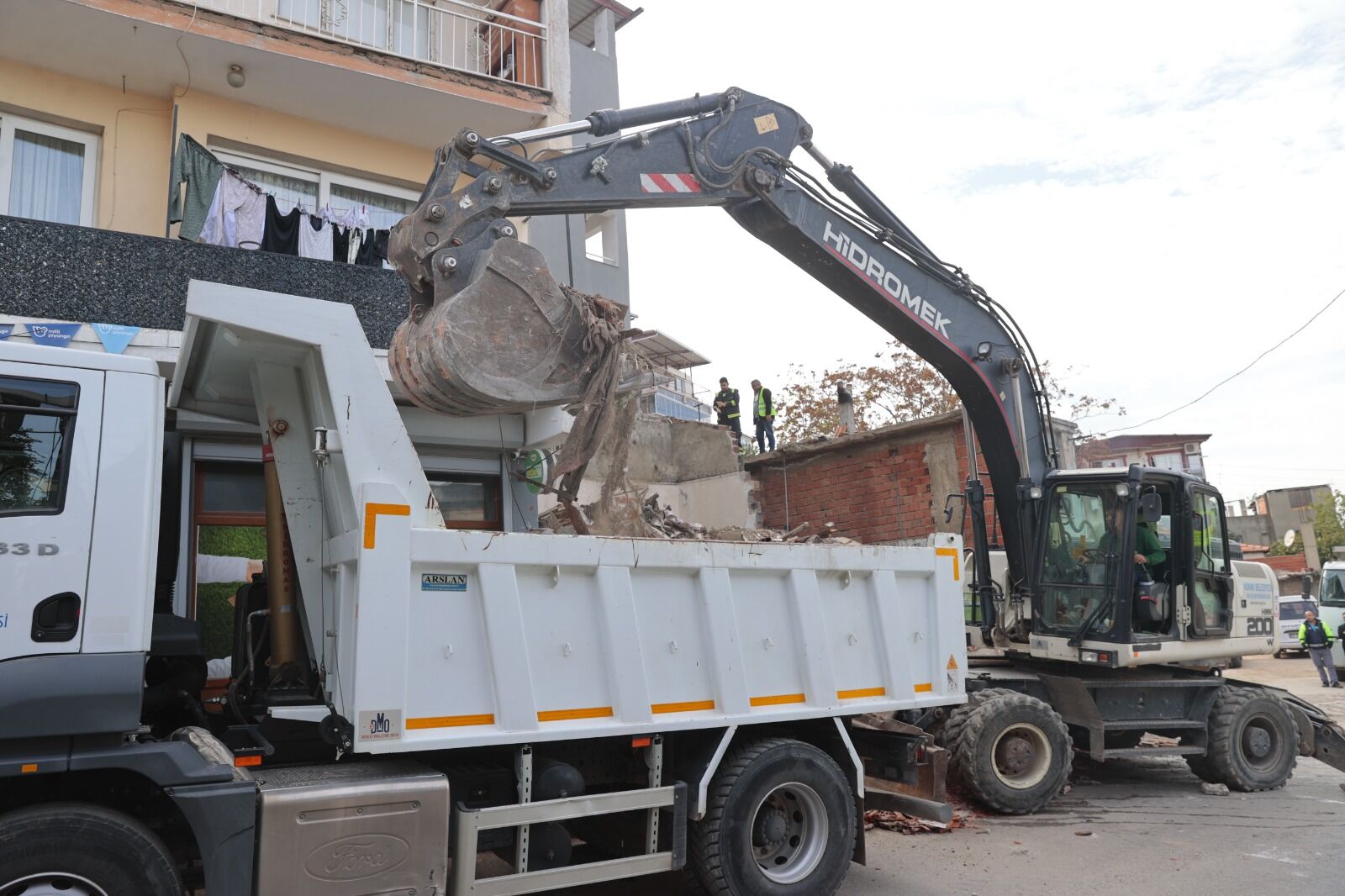 Konak’ta Metruk Yapıların Yıkımı Devam Ediyor (5)