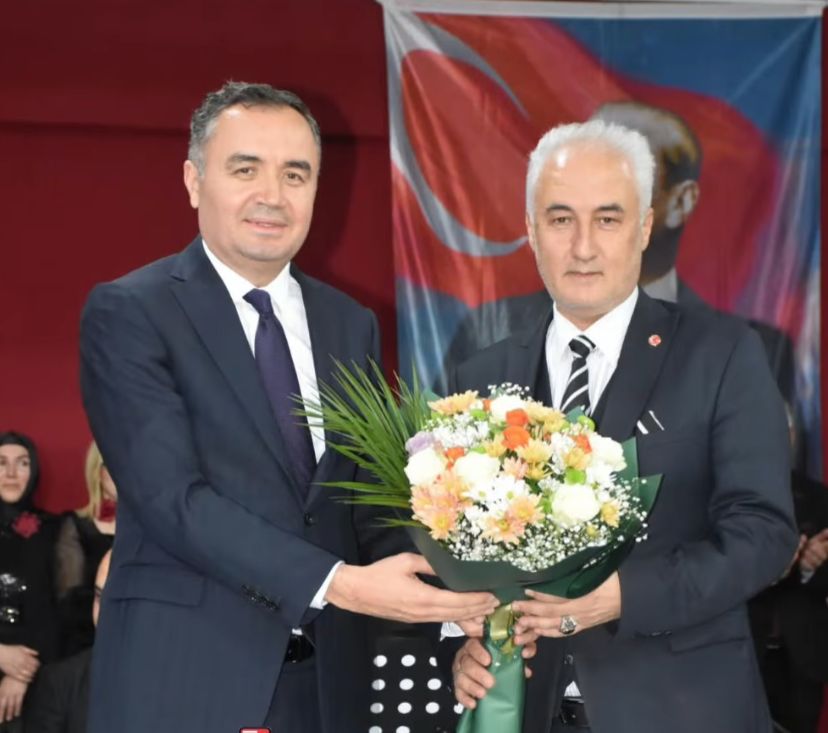 Protokolden teşekkür ve çiçek takdimi