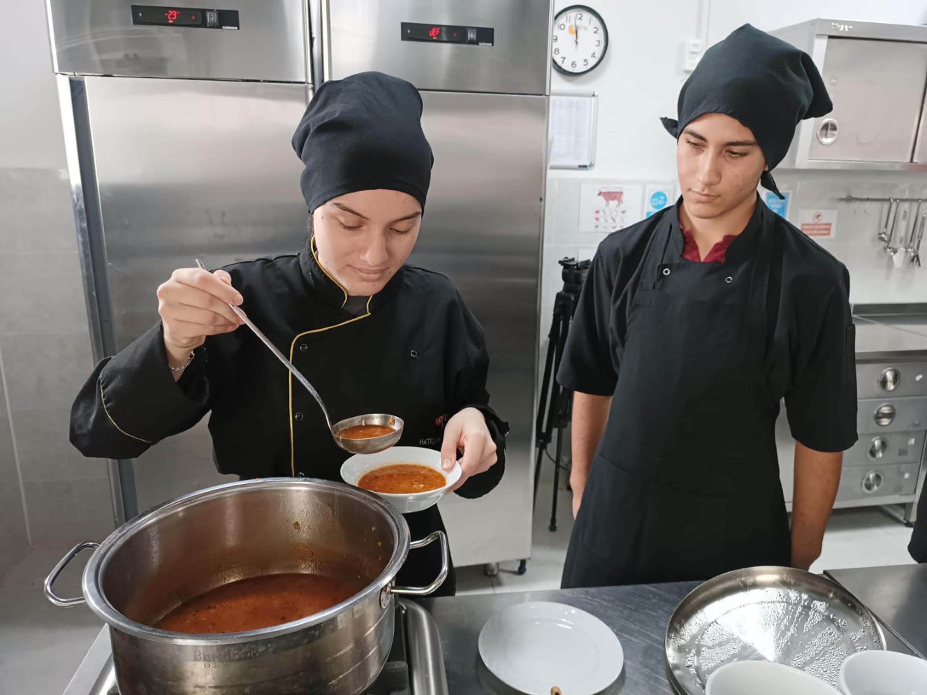 “Gönüllü olarak toplumsal kültürü yaşatıyorlar”