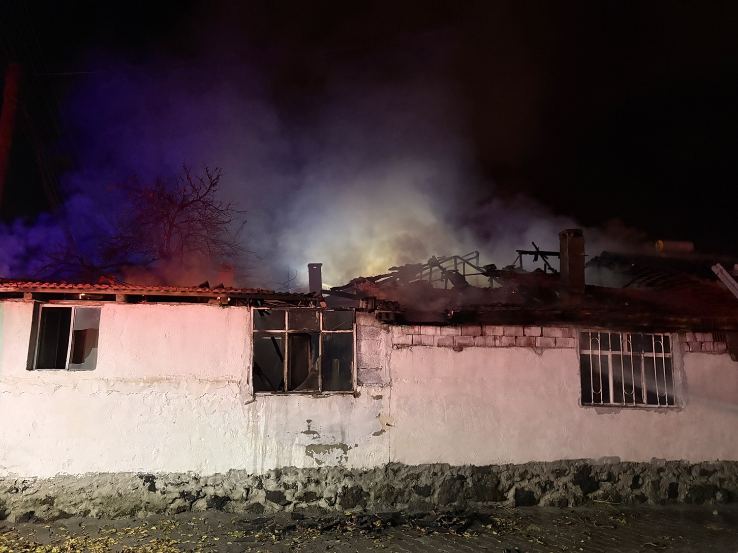 Manisa Kula’da Müstakil Ev Alevlere Teslim Oldu