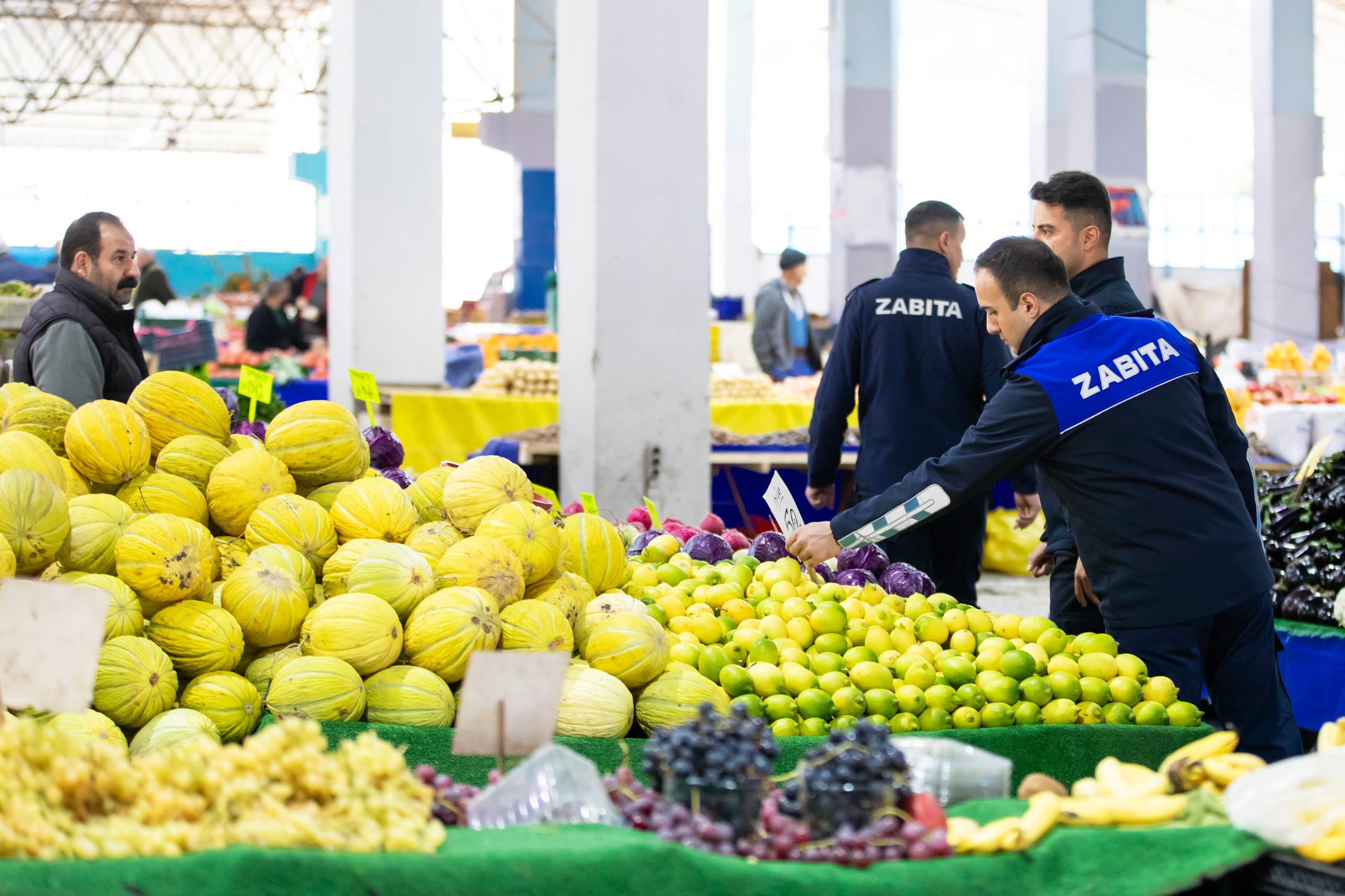 Narlıdere Kapalı Pazar Yeri’nde Belediye Ekipleri Sahaya Indi. Etiket, Tartı Ve Tezgâh Düzeni Mercek Altına Alınırken, Vatandaşların Alışverişte Mağduriyet Yaşamaması Için Ücretsiz Tartı Kontrol Uygulaması Başlatıldı.