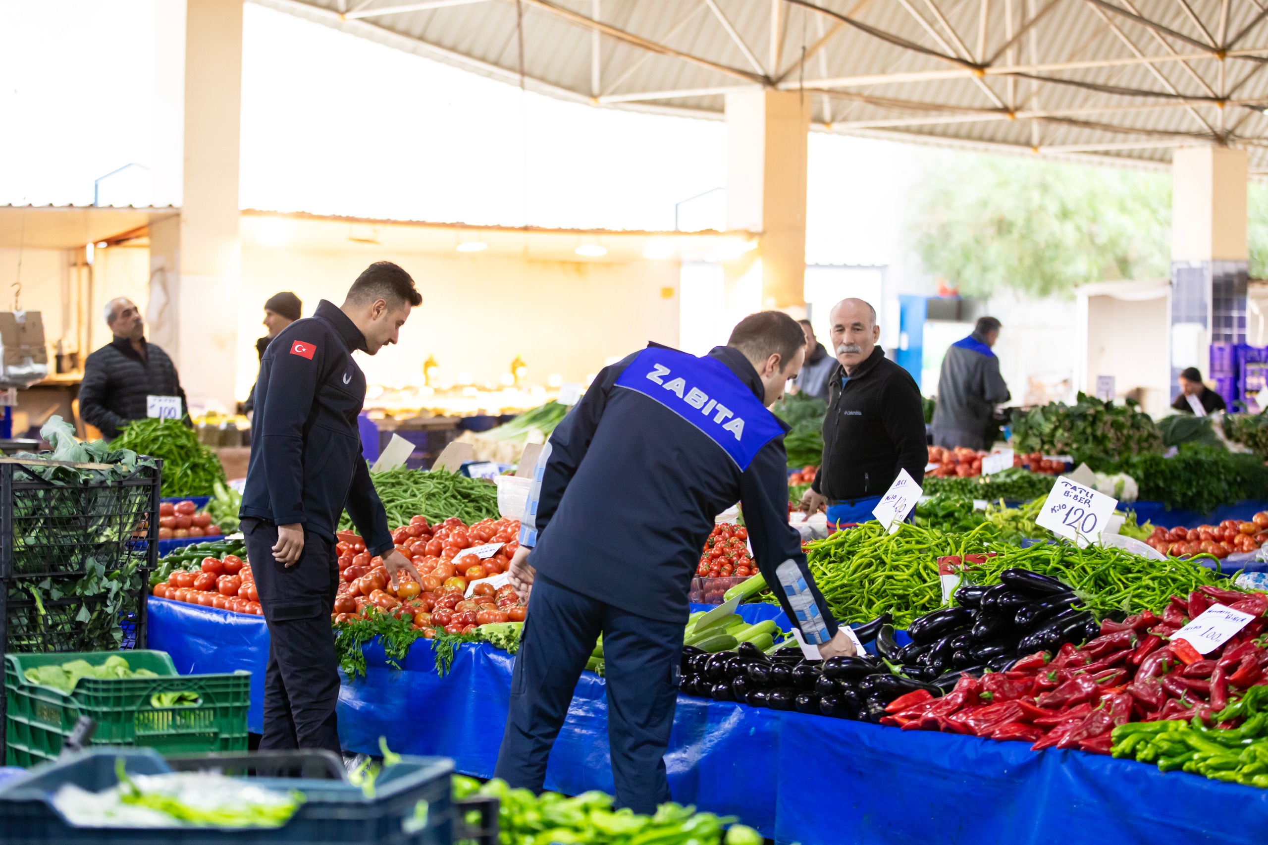 Narlıdere Kapalı Pazar Yeri’nde Belediye Ekipleri Sahaya Indi. Etiket, Tartı Ve Tezgâh Düzeni Mercek Altına Alınırken, Vatandaşların Alışverişte Mağduriyet Yaşamaması Için Ücretsiz Tartı Kontrol Uygulaması Başlatıldı.1