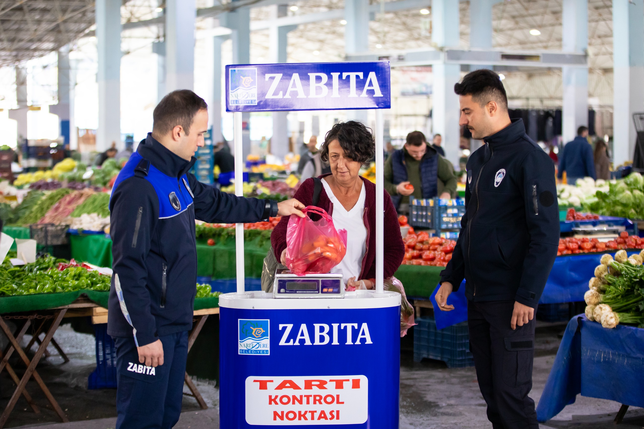 Narlıdere Kapalı Pazar Yeri’nde Belediye Ekipleri Sahaya Indi. Etiket, Tartı Ve Tezgâh Düzeni Mercek Altına Alınırken, Vatandaşların Alışverişte Mağduriyet Yaşamaması Için Ücretsiz Tartı Kontrol Uygulaması Başlatıldı.3