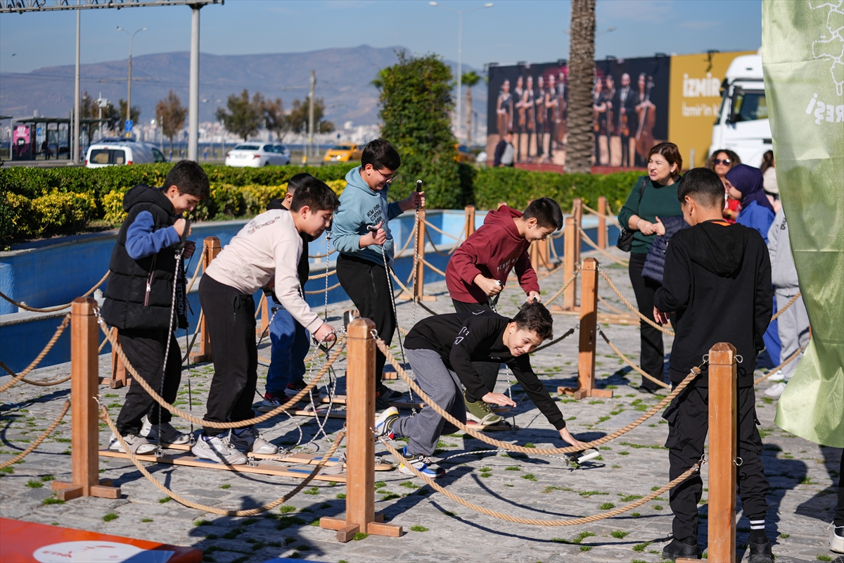 İzmirli çocuklar unutulmaya yüz tutan oyunlarla eğlendi